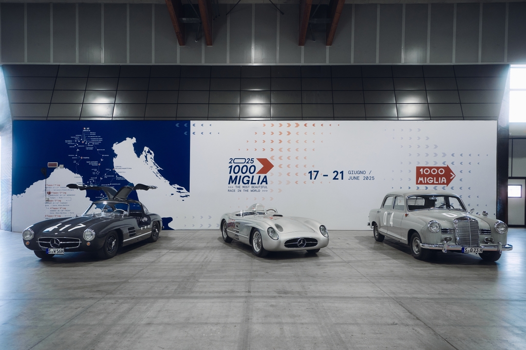 Mercedes-Benz Classic na pretekoch 1000 Miglia 2025. Spomienka na troch víťazov triedy z roku 1955 pred štartom v Brescii. Zľava doprava: Mercedes-Benz 300 SL „417“ (W 198), pretekárske športové vozidlo Mercedes-Benz 300 SLR (W 196 S) a Mercedes-Benz 180 D „04“ (W 120).