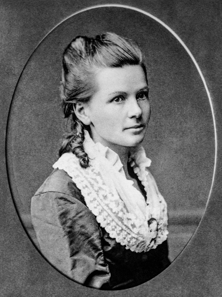 Bertha Benz, 3. mája 1849 až 5. mája 1944. Portrétna fotografia z roku 1870, kedy sa Bertha Ringerová zasnúbila s Carlom Benzom. (označenie fotografie archívu Mercedes-Benz Classic: 30969)